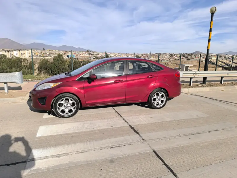 Auto sedán rojo en buen estado - 1