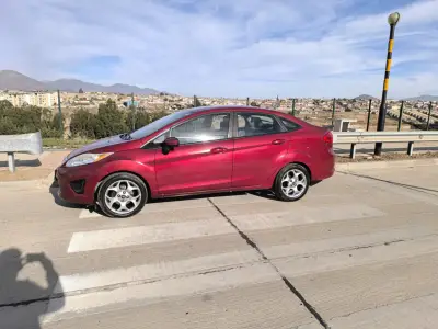 Auto sedán rojo en buen estado - miniatura 1