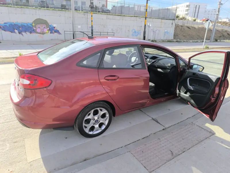 Auto sedán rojo en buen estado - 2