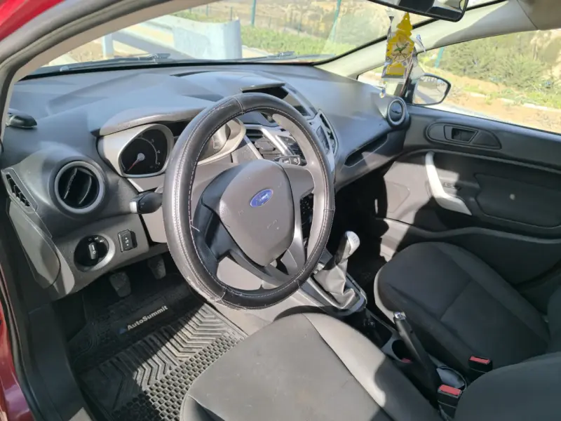 Auto sedán rojo en buen estado - 3