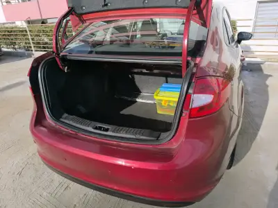 Auto sedán rojo en buen estado - miniatura 4