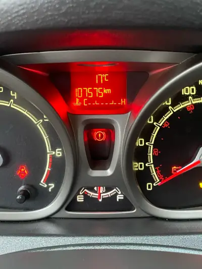 Auto sedán rojo en buen estado - miniatura 5