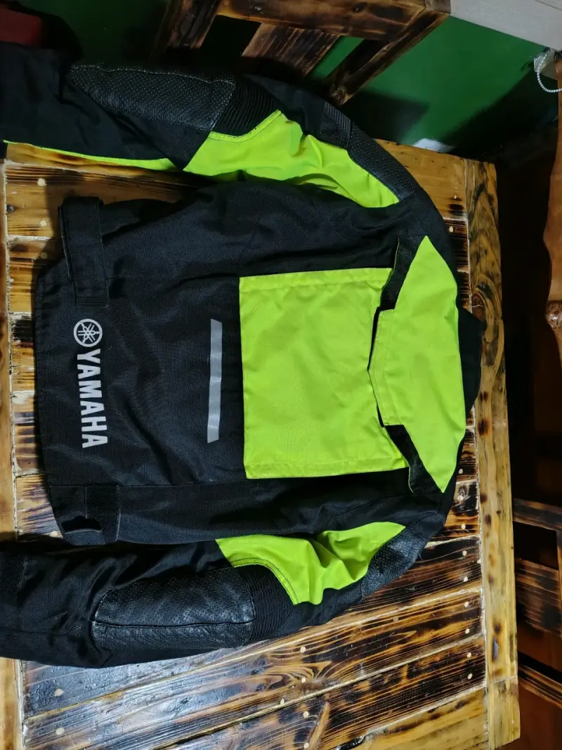 Chaqueta de moto Yamaha negra y verde - 2