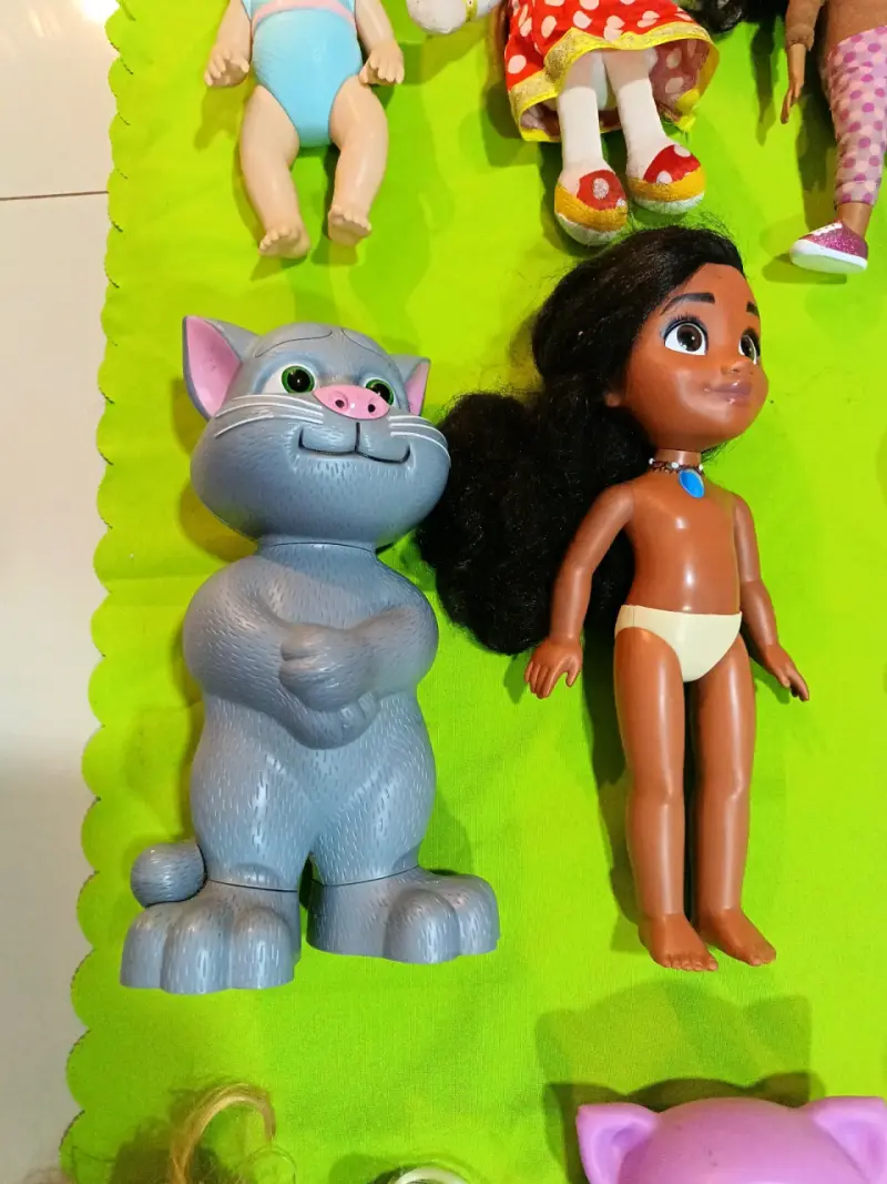 Muñeca y figura de gato para niños