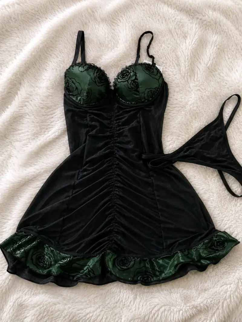 Conjunto de lencería negro con encaje verde