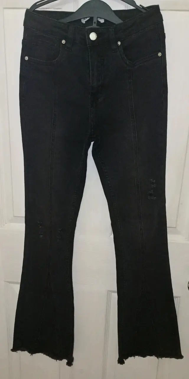 Jeans acampanados negros para mujer - 1