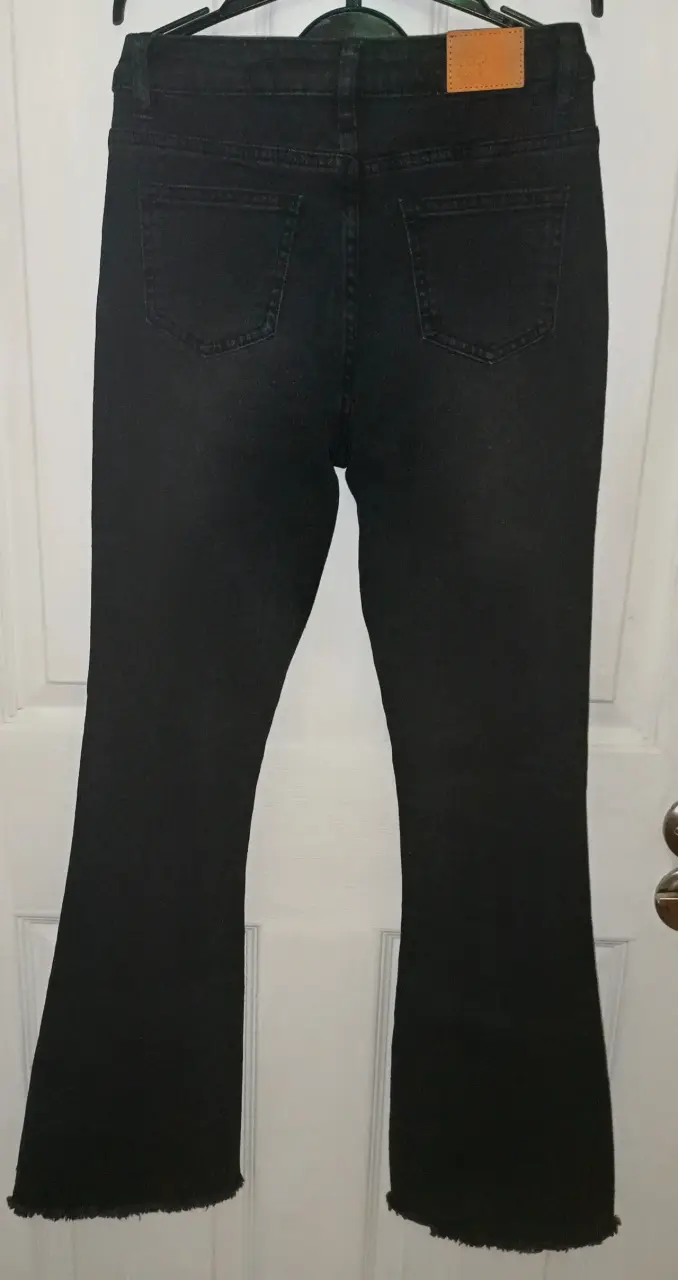 Jeans acampanados negros para mujer - 2