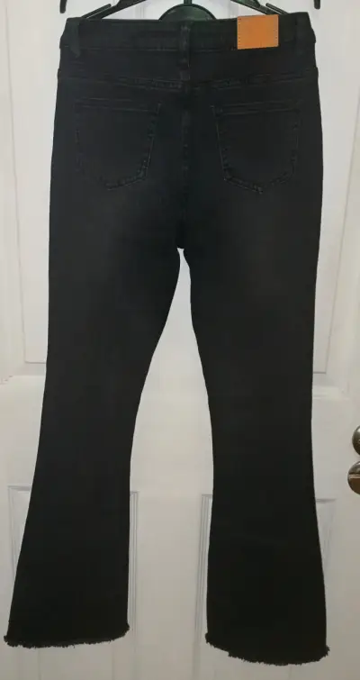 Jeans acampanados negros para mujer - miniatura 2
