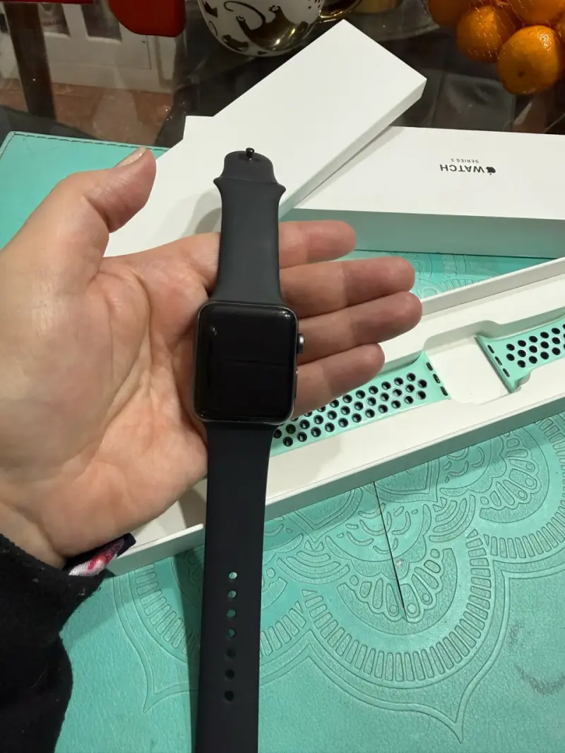 Apple Watch Series 3 42mm - 1