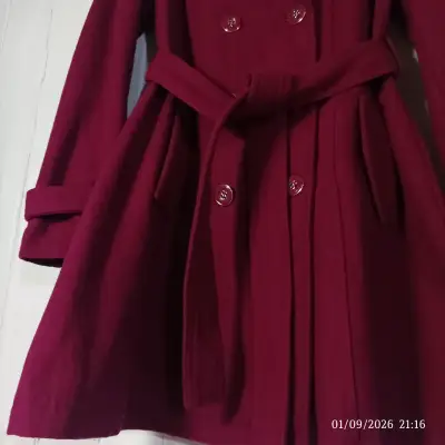 Abrigo color magenta mujer con cinturón elegante - miniatura 3