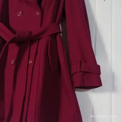 Abrigo color magenta mujer con cinturón elegante - miniatura 5