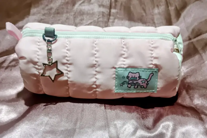 Estuche rosado acolchado con diseño de gato - 1