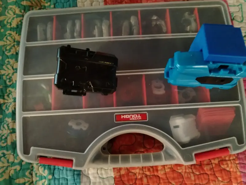 Set de peonzas Beyblade con lanzadores y caja - 1
