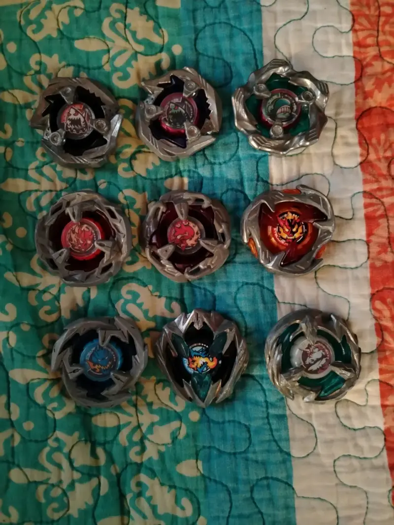 Set de peonzas Beyblade con lanzadores y caja - 3