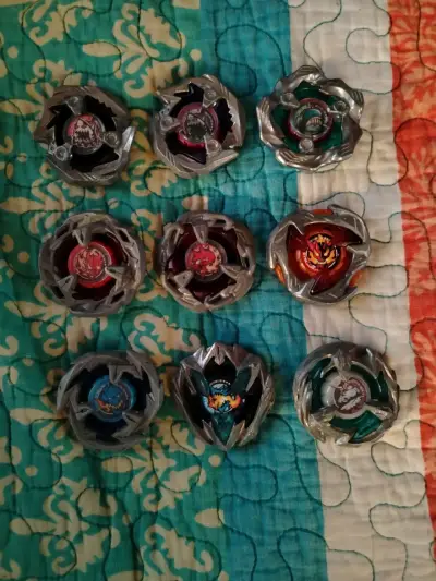 Set de peonzas Beyblade con lanzadores y caja - miniatura 3