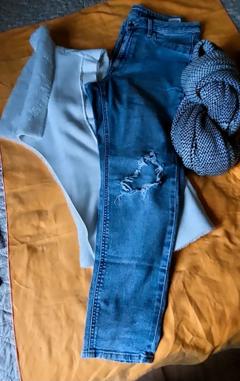 Conjunto de ropa casual para mujer con jeans desgastados