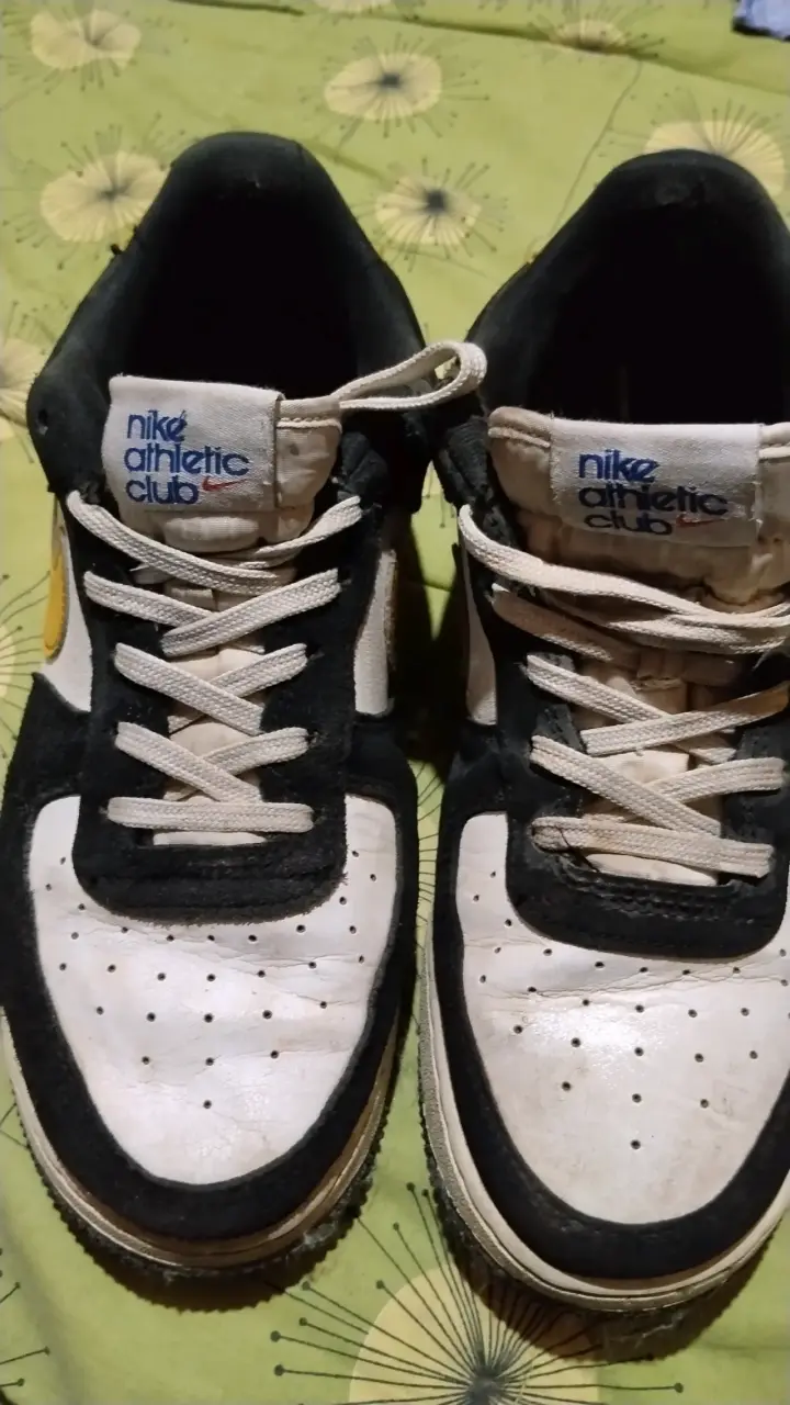 Zapatillas Nike Athletic Club blancas y negras - 2