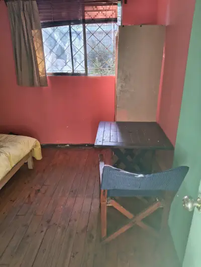 Habitación amoblada con cama y escritorio - miniatura 1