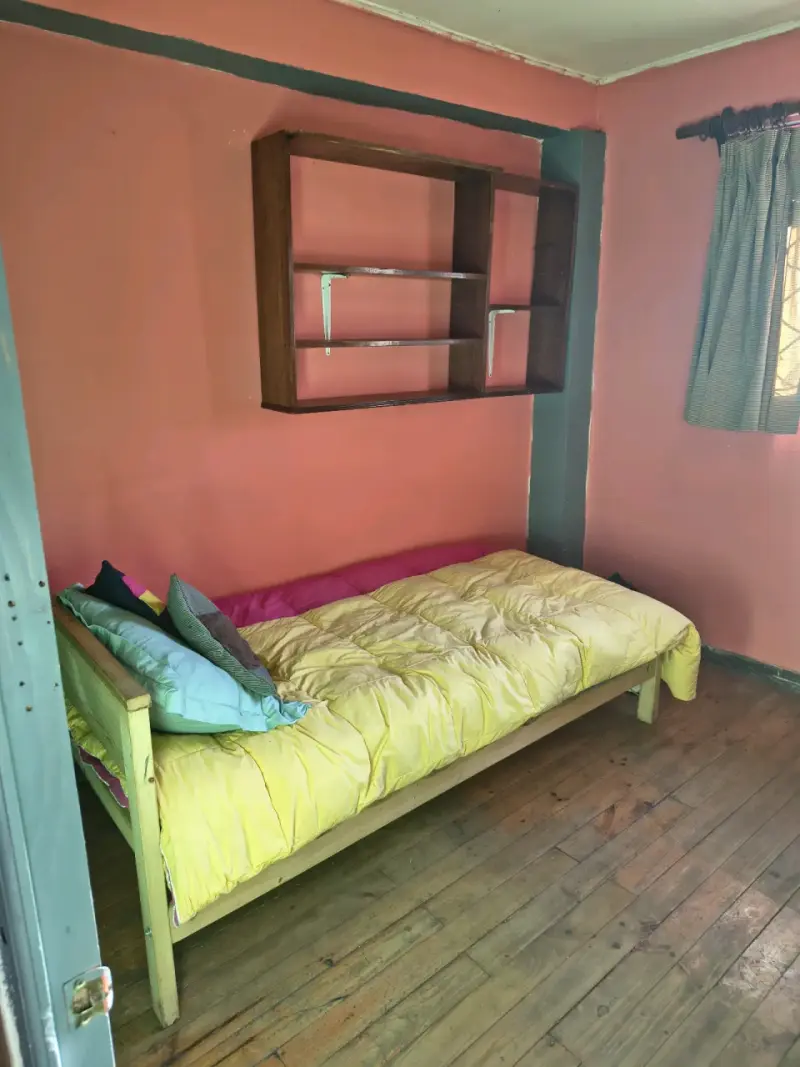 Habitación amoblada con cama y escritorio - 2
