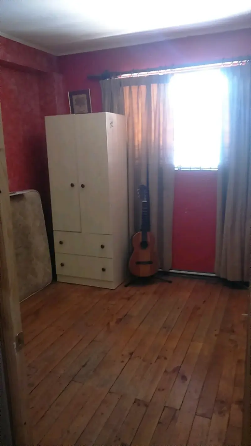 Habitación amoblada con cama y escritorio - 3