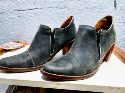 Botines de cuero gris con tacón alto - miniatura 2