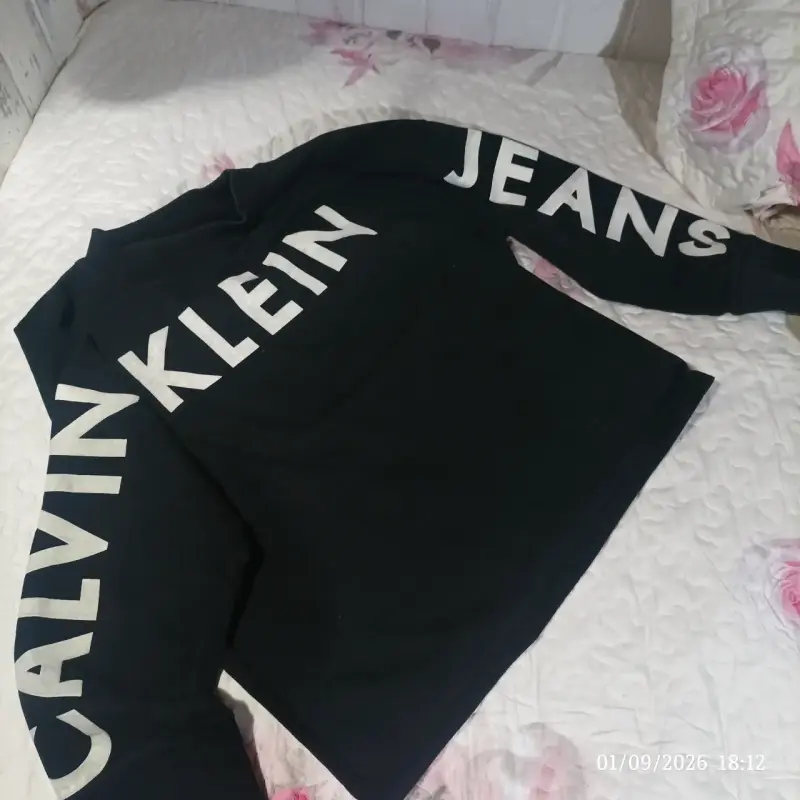 Polerón negro Calvin Klein. - 1