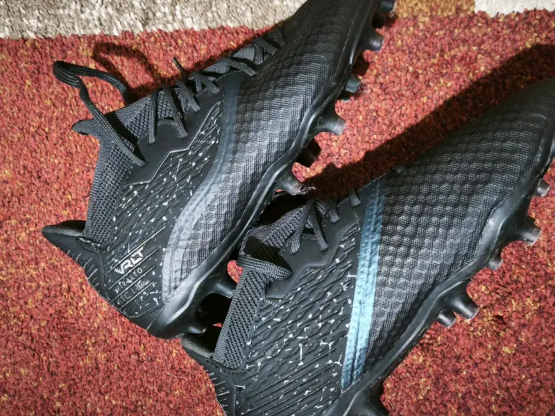 Botines de fútbol negros con diseño moderno - 1