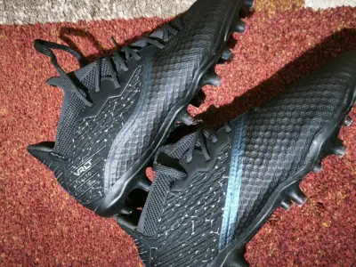Botines de fútbol negros con diseño moderno - miniatura 1