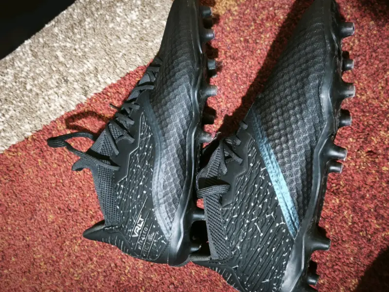 Botines de fútbol negros con diseño moderno - 2
