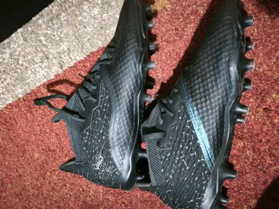 Botines de fútbol negros con diseño moderno - miniatura 2
