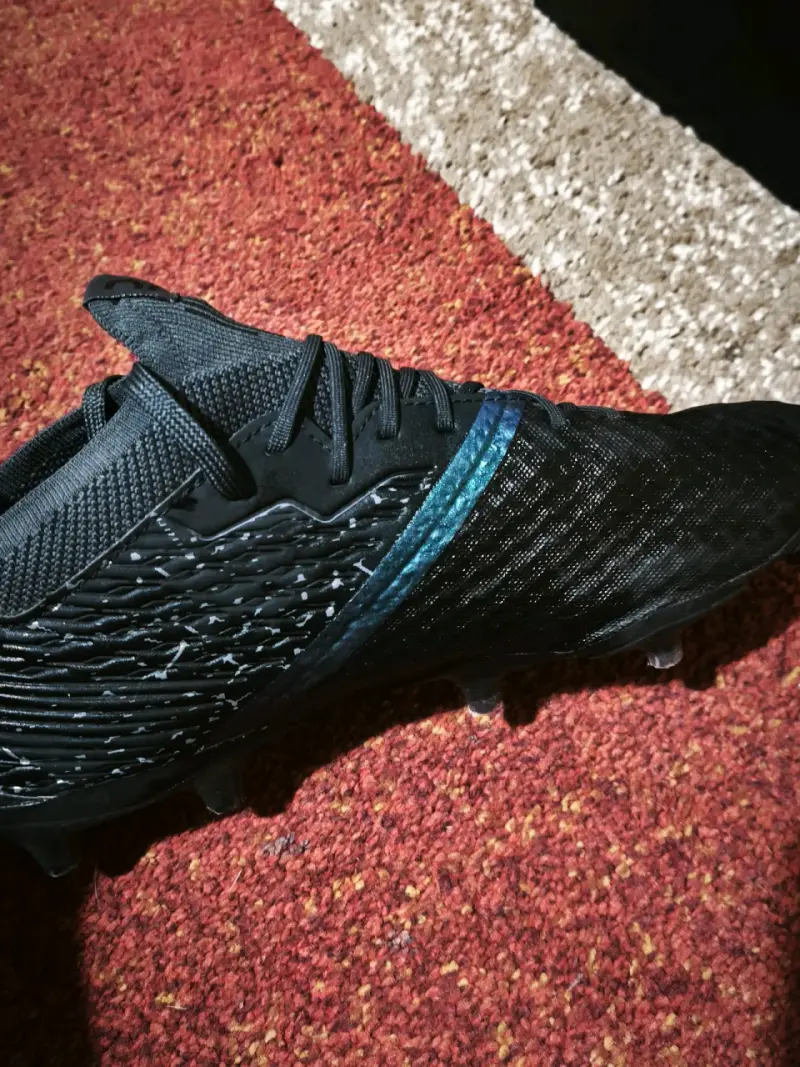 Botines de fútbol negros con diseño moderno - 3