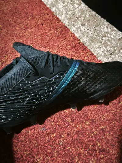 Botines de fútbol negros con diseño moderno - miniatura 3