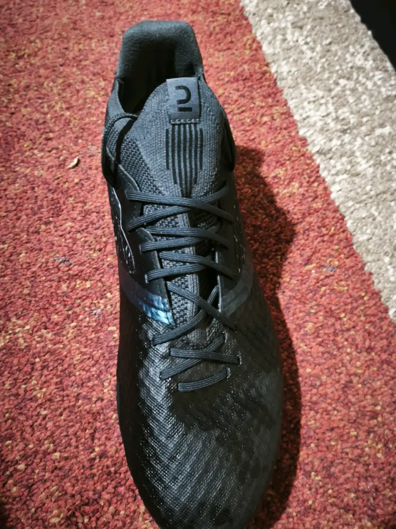 Botines de fútbol negros con diseño moderno - 4