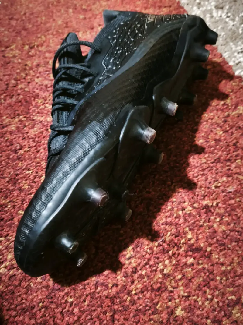 Botines de fútbol negros con diseño moderno - 5