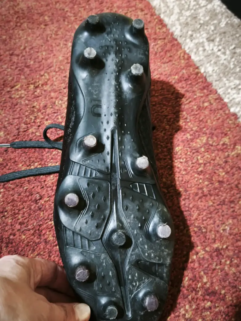 Botines de fútbol negros con diseño moderno - 6