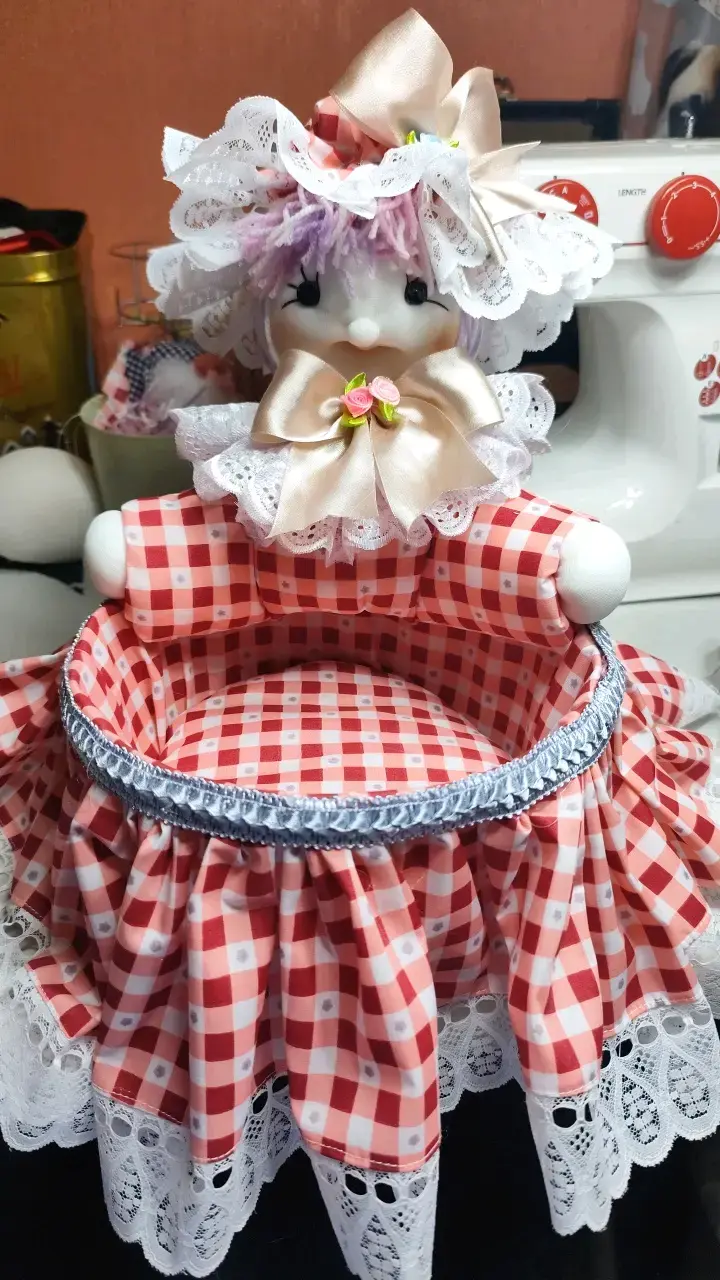 Muñeca decorativa de tela con vestido a cuadros