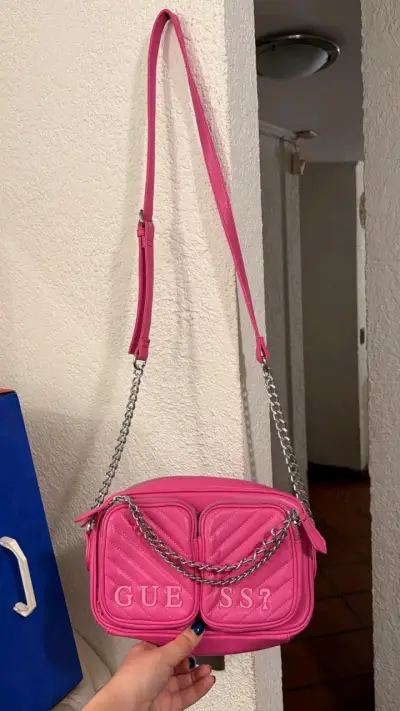 Cartera Guess rosa con cadena metálica - miniatura 1