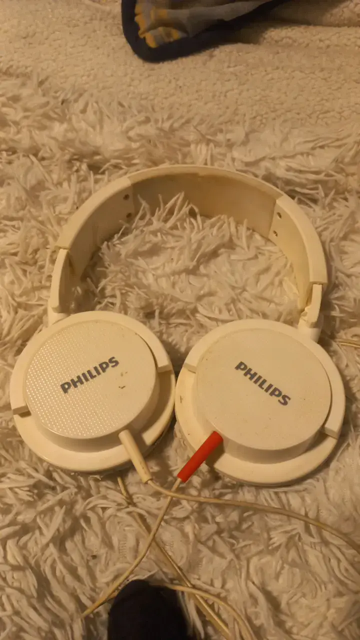 Auriculares Philips con cable blanco desgastados - 1