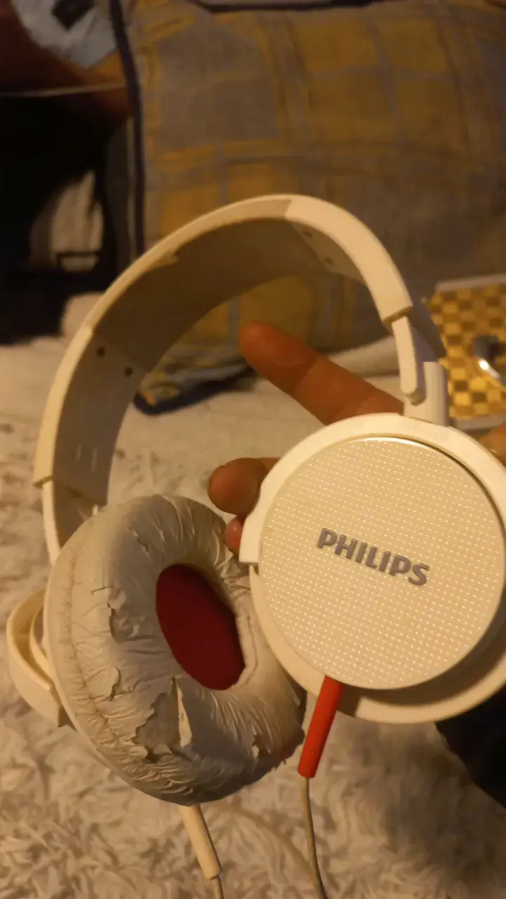 Auriculares Philips con cable blanco desgastados - 4