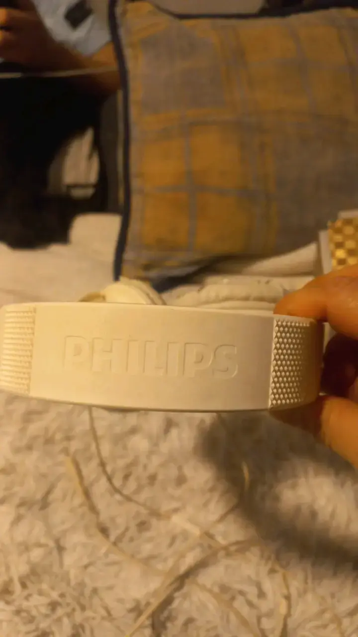 Auriculares Philips con cable blanco desgastados - 5