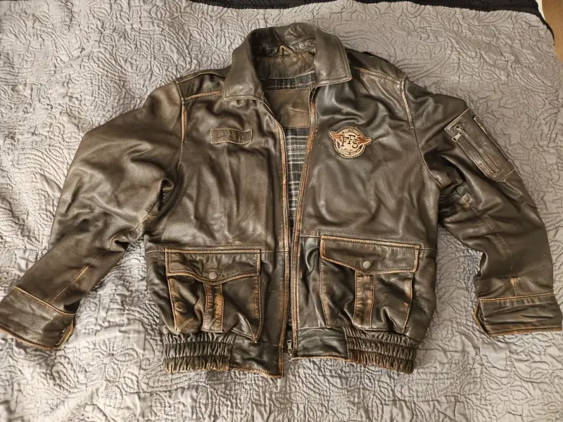 Chaqueta de cuero marrón estilo aviador - 2