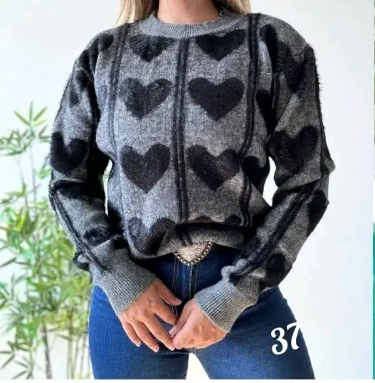 Suéter de mujer gris con corazones