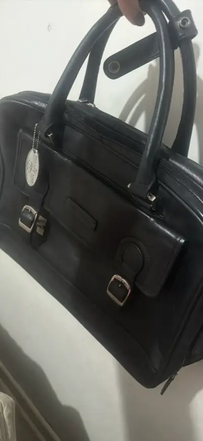 Maletín de cuero negro con hebillas - miniatura 1