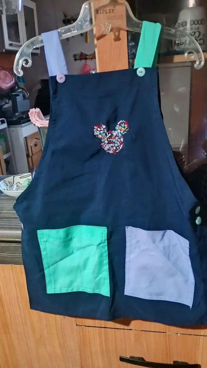 Delantal con diseño bordado y bolsillos