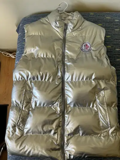 Chaleco acolchado plateado Moncler para hombre - miniatura 1