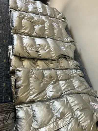 Chaleco acolchado plateado Moncler para hombre - miniatura 2
