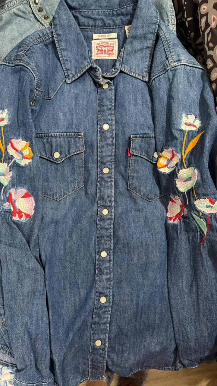 Camisa de mezclilla bordada Levi's talla S