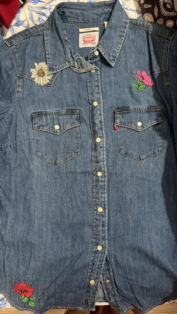 Camisa de mezclilla con bordados florales Levi's