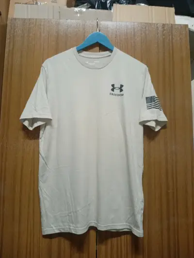 Polera Under Armour Freedom blanca para hombre - miniatura 1