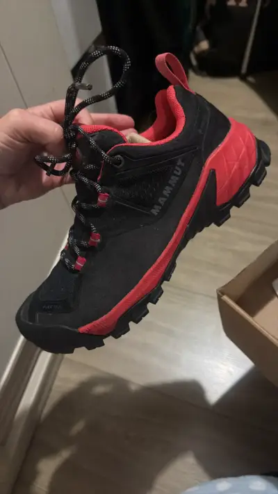 Zapatillas de trekking Mammut negras y rojas - miniatura 1